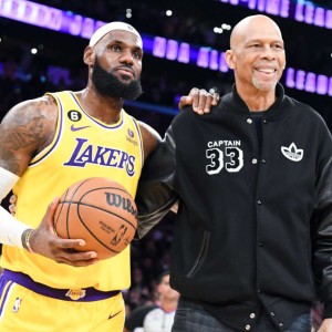 B体育-又一项历史第一！詹姆斯只差11球超天勾 多项数据进湖人队史前十