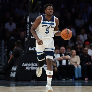 B体育下载-3犯在身！爱德华兹半场12中5拿到12分4板 正负值+5