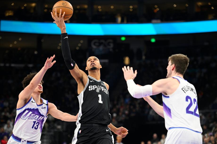 [图]文班亚马26+13福克斯31分 马刺客场战胜爵士